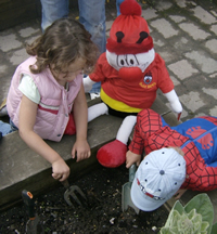 Morris the Bee lends the children a helping hand!