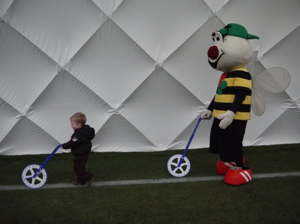 Busy Bees get active at Manchester City Ground Photo-4