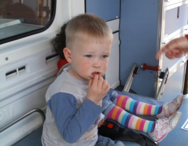 St Johns Ambulance visited the nursery Photo-3