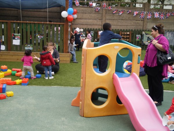 Garden Party to Celebrate Royal Wedding Photo-5