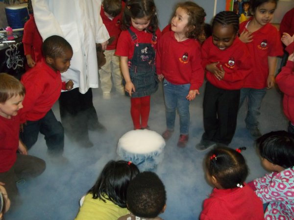 Children have a visit from mad science Photo-1