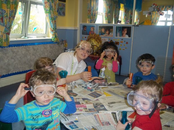 Children have a visit from mad science Photo-4