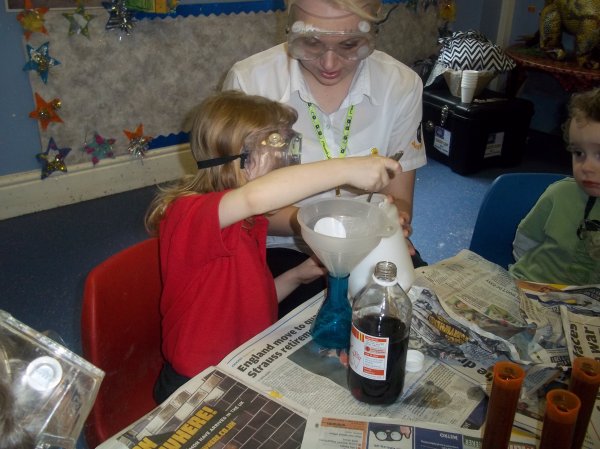 Children have a visit from mad science Photo-5