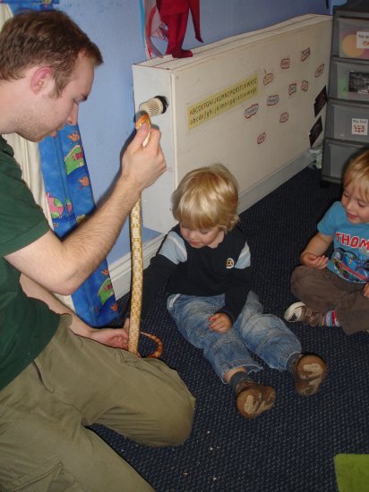 Children meet giant tortoise! Photo-1