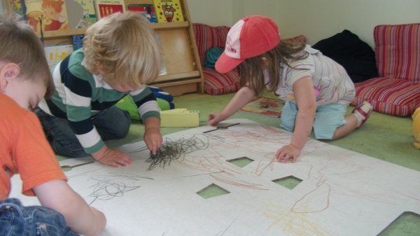 Toddlers Build A House Photo-1