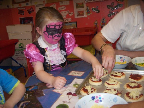 Pizza making in preschool Photo-3