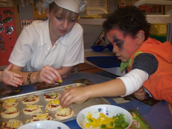 Pizza making in preschool Photo-5