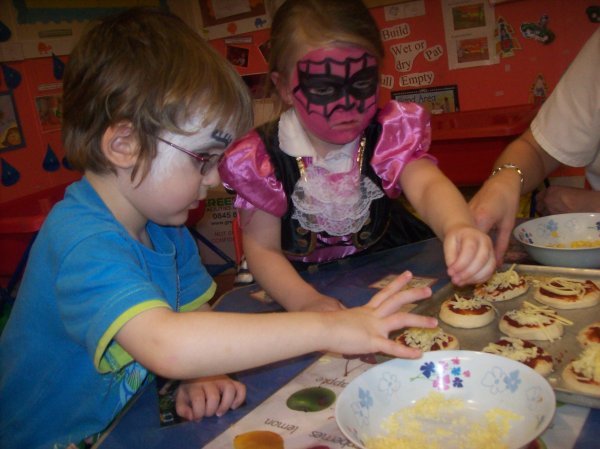 Pizza making in preschool Photo-6